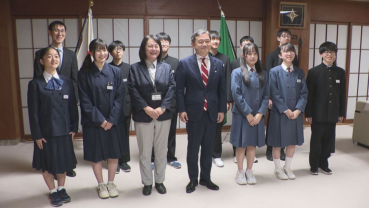 【カナダ・ビクトリア市へ】中学生が海外研修出発を市長に報告　盛岡の姉妹都市へ