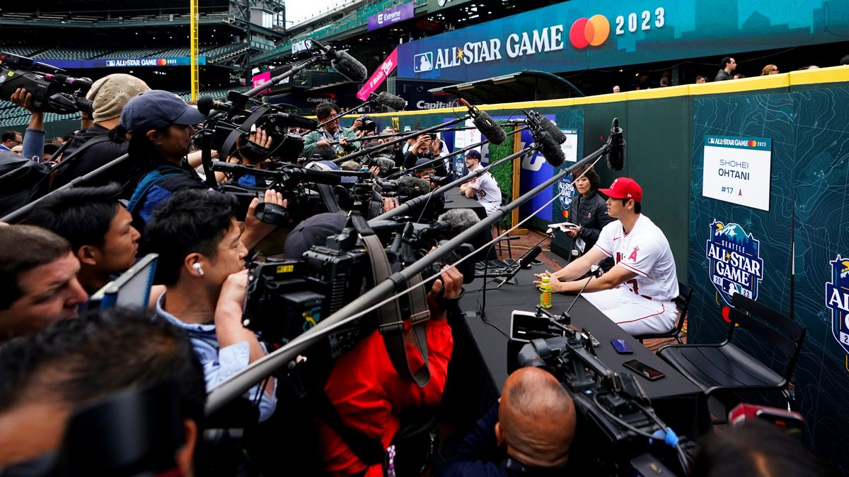 大谷翔平選手の取材には報道陣が殺到(写真:AP/アフロ)