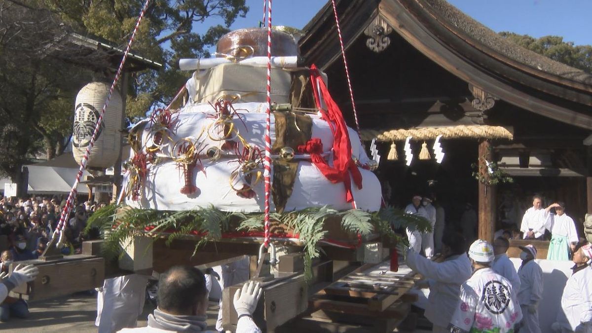 重さ約４トン！「国府宮はだか祭」を前に大鏡餅を奉納　クレーン使い慎重に…　　愛知・稲沢市