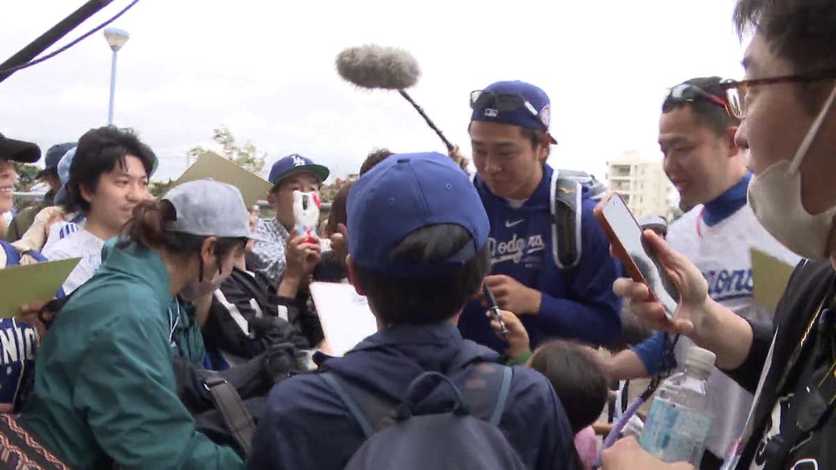 高橋投手にサインを求めるファン