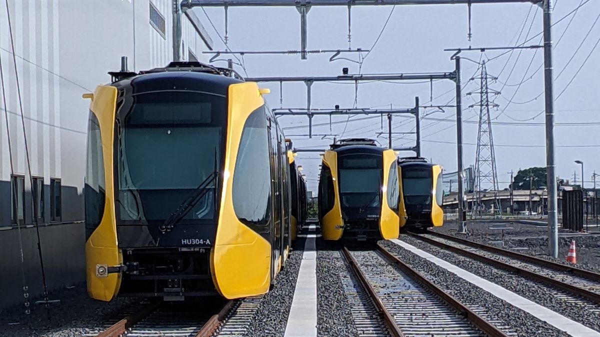 開業延期の見通しとなった宇都宮ライトレール（LRT）の車両