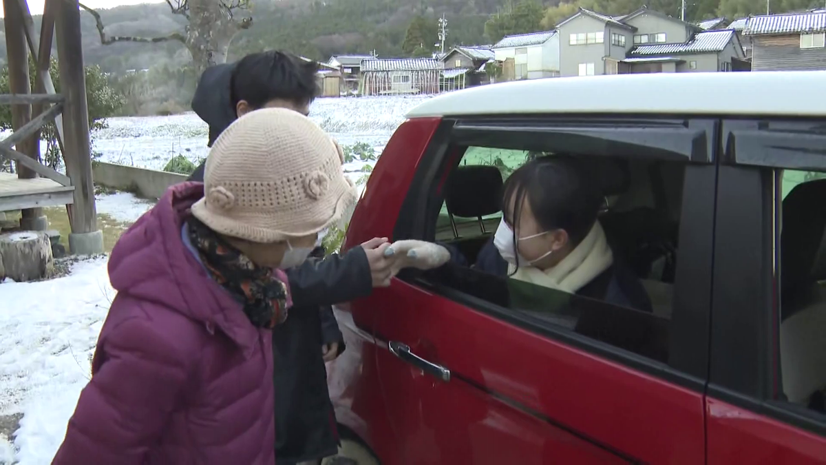 家族に見送られる明日凪さん