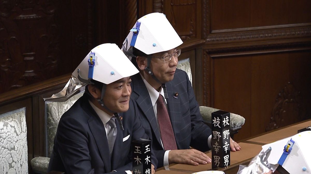 衆院本会議場で議員がヘルメット装着訓練