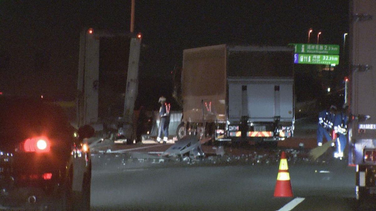 伊勢湾岸道でトラック同士の追突事故　１人搬送　事故の影響で約4時間半にわたり通行止めに　三重・桑名市