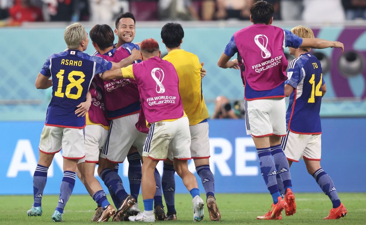 スペイン戦に勝利した後、吉田選手のもとに集まってくる選手たち(写真：新華社/アフロ)
