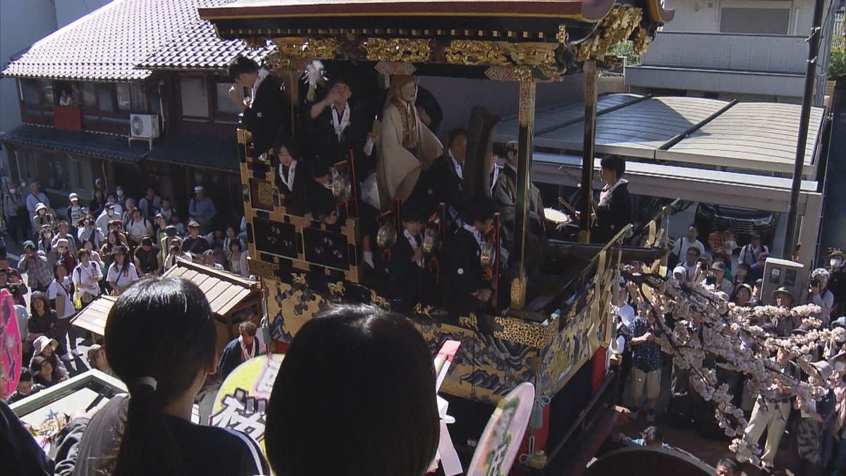 大津市で江戸時代から続く伝統お「大津祭」開催。豪華に飾り付けられた曳山が巡行