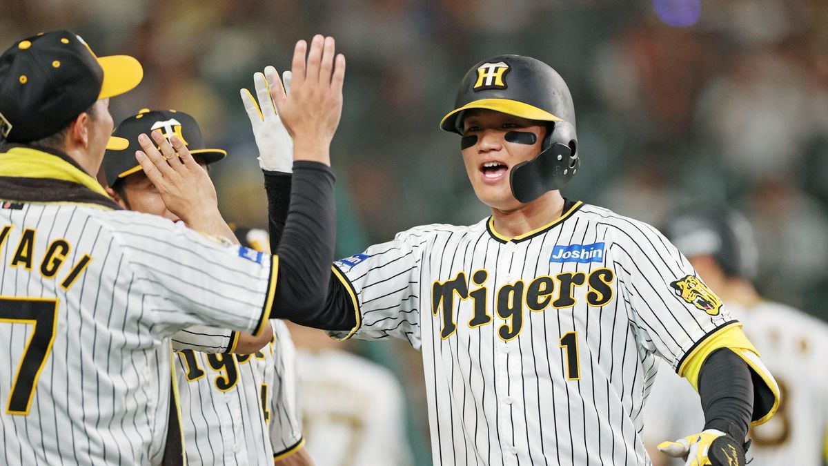 勝ち越し弾を決めた阪神の森下翔太選手(写真:時事)