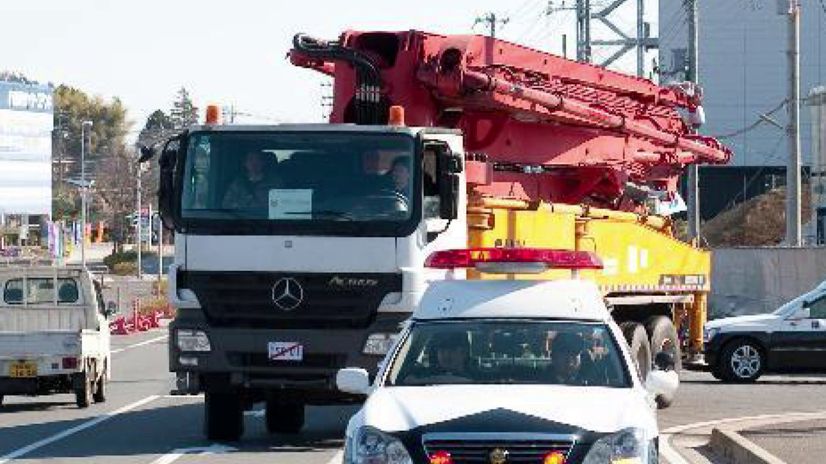 輸送される巨大コンクリートポンプ車