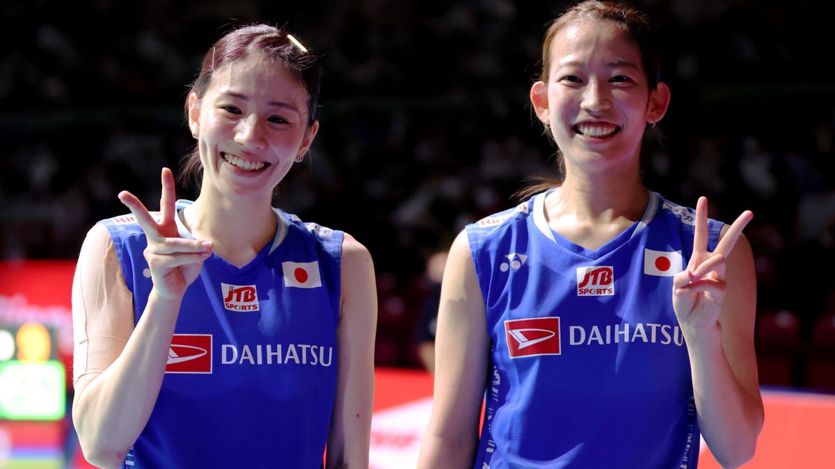 昨年の世界選手権で、試合後に笑顔を見せる志田千陽選手（左）と松山奈未選手（右）（写真:西村尚己/アフロスポーツ）