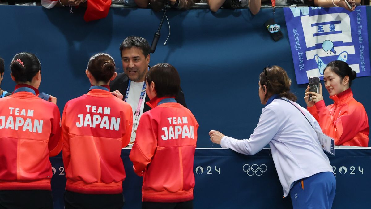 銀メダル獲得のインタビューを受ける3人の横で、写真を撮る補欠の木原美悠選手(写真：長田洋平/アフロスポーツ)