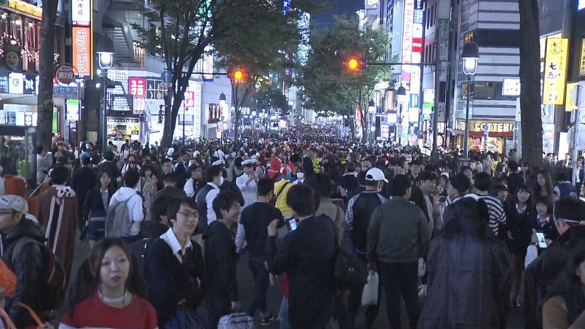 歩道から人あふれ…渋谷ハロウィーン騒動