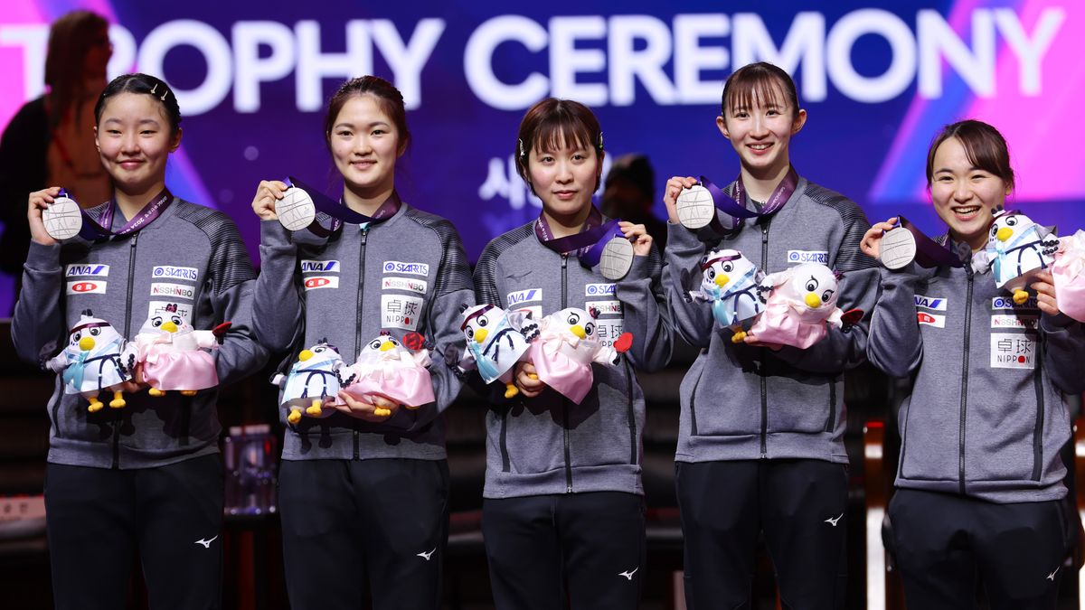 世界選手権で銀メダルを獲得した日本女子代表(写真：YUTAKA/アフロスポーツ)