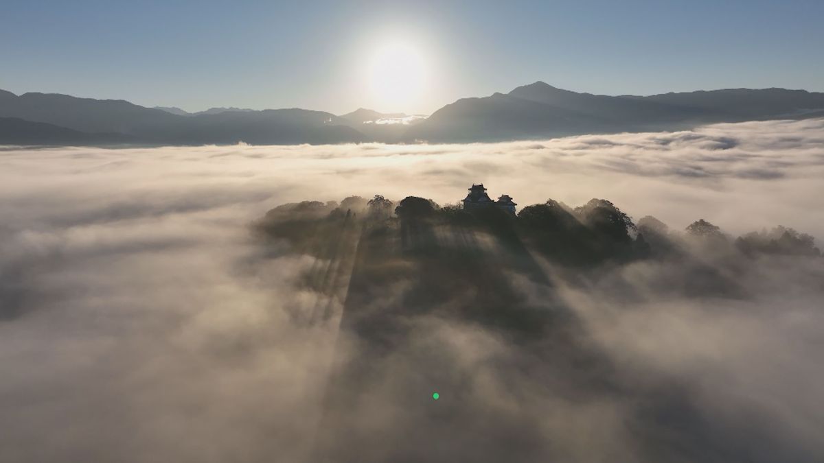 「天空の城」出現　今シーズン初の“絶景”　出現は年に10回程度　展望台にはカメラ構える多くの人　早朝の雲海に浮かぶ城　福井県大野市･越前大野城