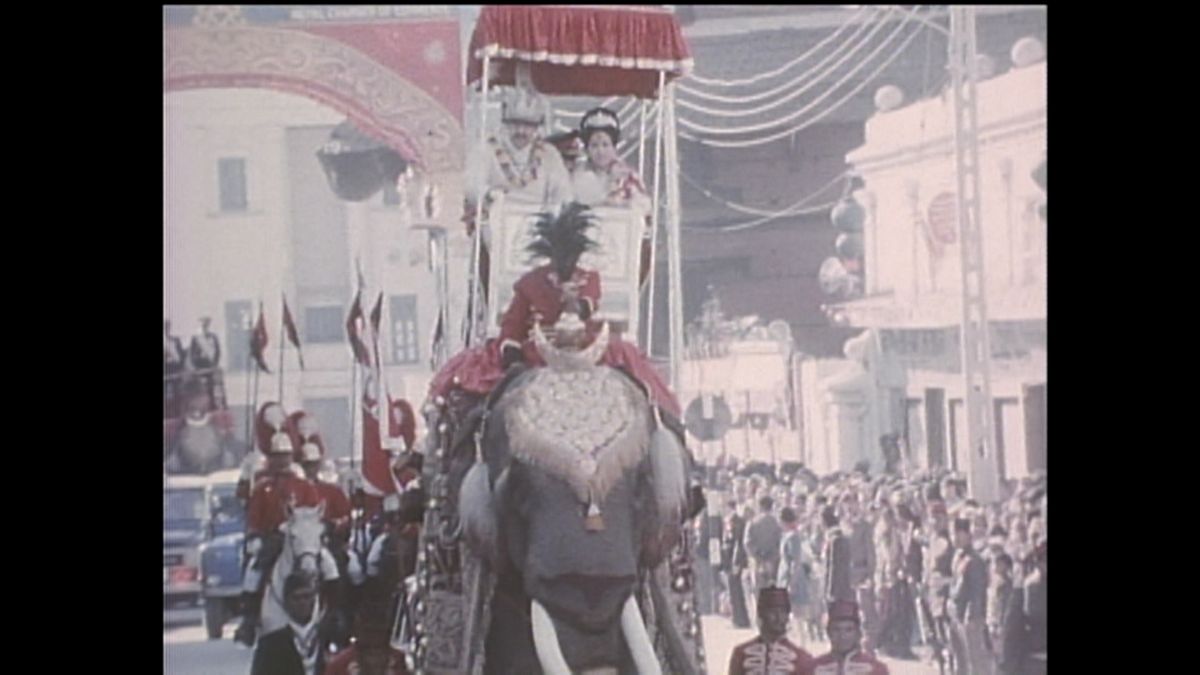 戴冠式後、ゾウに乗りパレードするビレンドラ国王夫妻