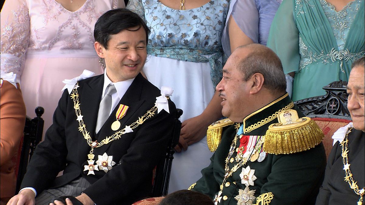 2008年8月  トンガ　ツポウ５世戴冠式に出席される天皇陛下