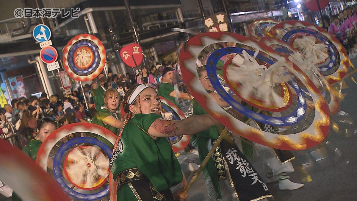 観客数は過去最多の約24万人　夏の風物詩「鳥取しゃんしゃん祭」　一斉傘踊りで97連・約2700人の踊り子が華やかな舞を披露　台湾からの初めて参加する人も　鳥取県鳥取市