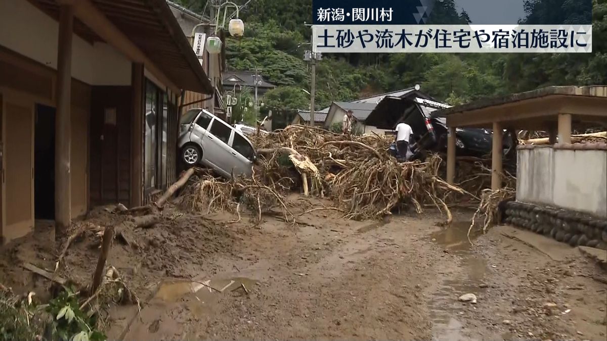 土砂や流木が住宅や宿泊施設に…土砂をかき出す作業に追われる　新潟・関川村　