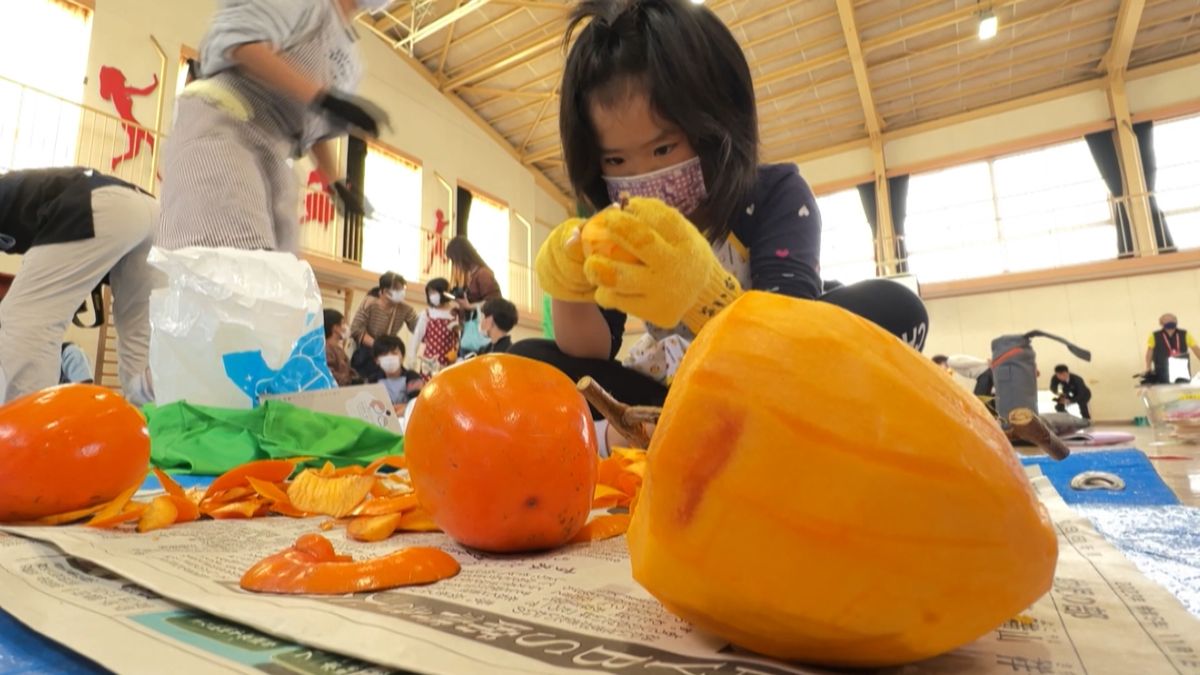 甲州市の井尻小学校で恒例「ころ柿集会」 山梨県