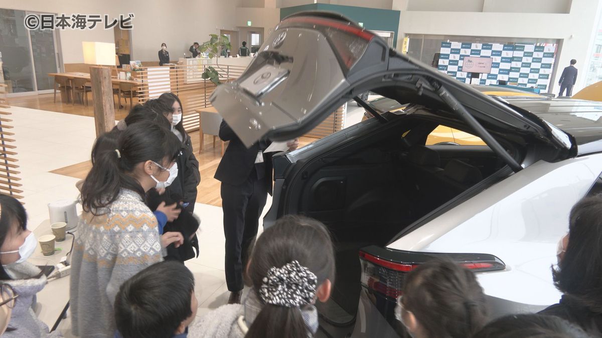 “環境とクルマ”をテーマに　児童が電気自動車の活用方法を学ぶ　鳥取県米子市