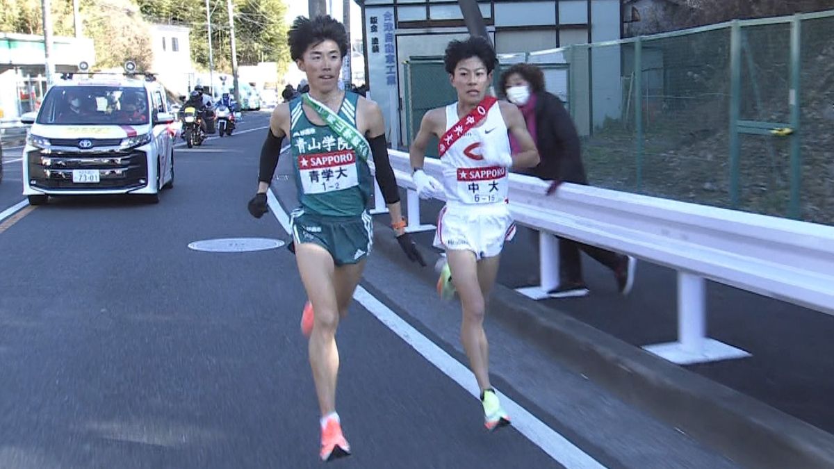 14キロ過ぎ吉居大和選手(右)に並び、前に出る近藤幸太郎選手(左)