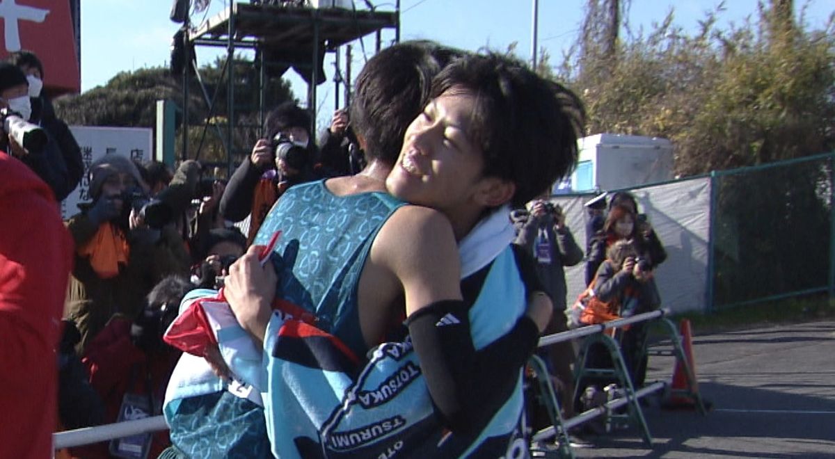 走り終わった後、抱き合う近藤幸太郎選手(左)、吉居大和選手(右)