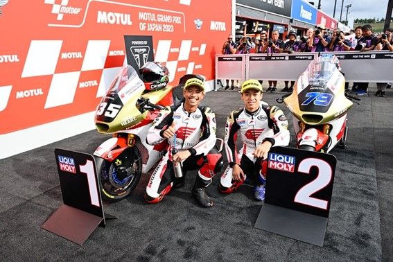 30日、日本グランプリMoto2クラス予選で１、２を決めた右から小椋藍選手とチャントラ選手【写真：motogp.com】