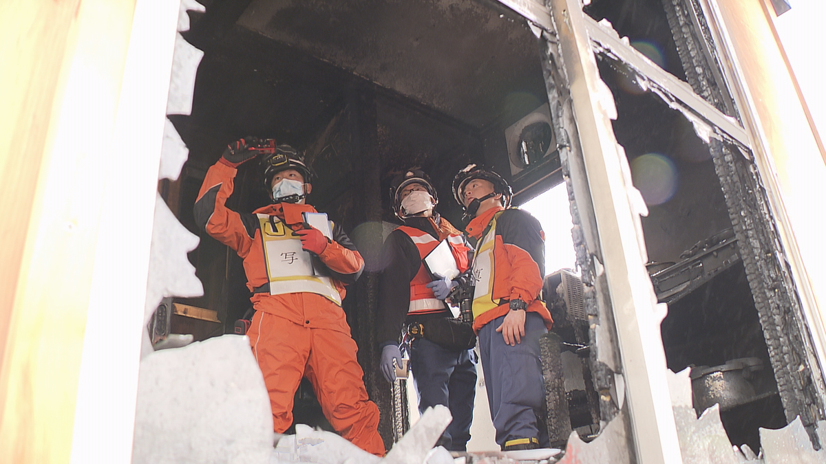 焼け跡から火事の原因を探る　消防学校で出火原因を調査する実習　暖房器具の取り扱いに注意を！