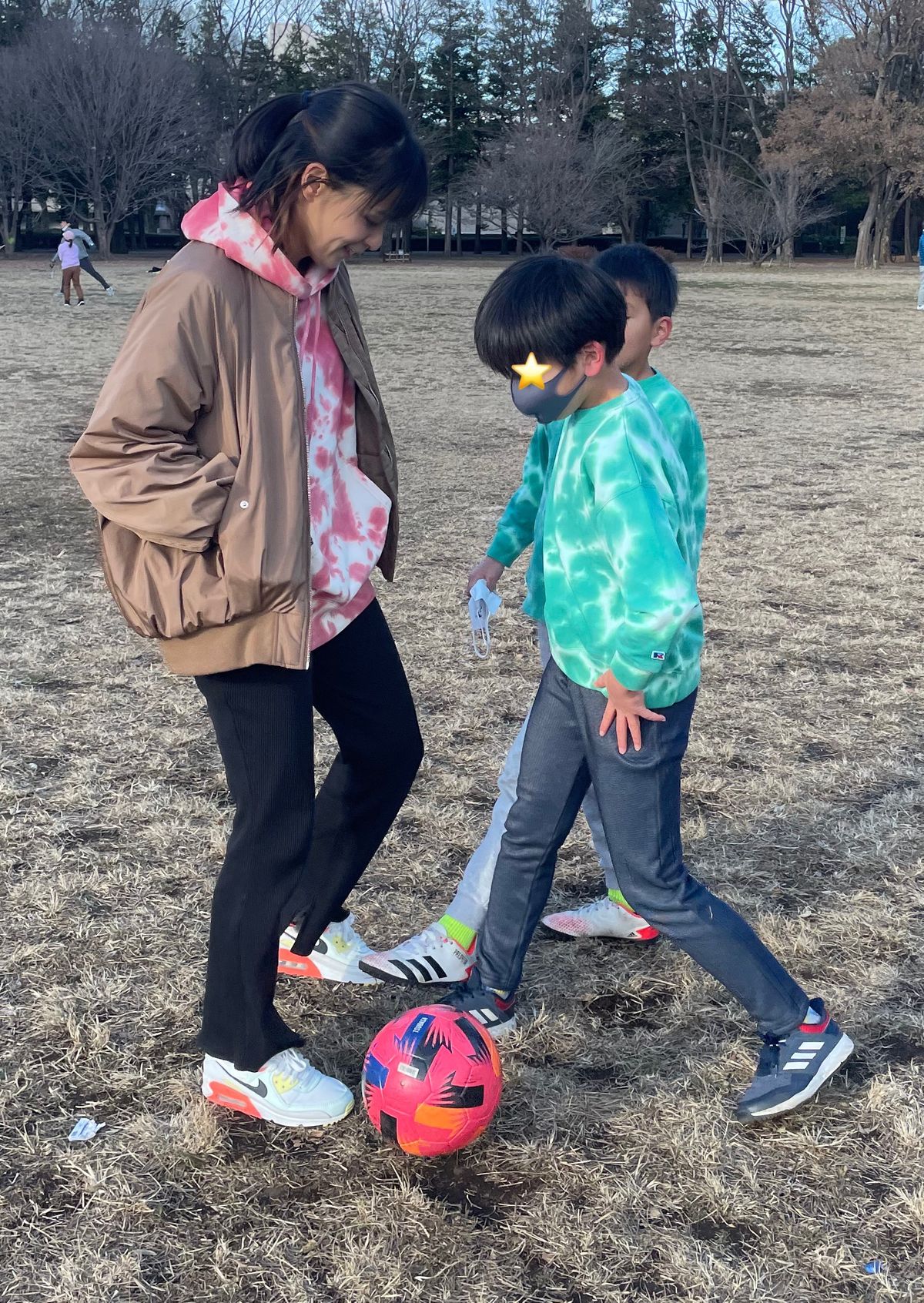 子育てに奮闘する加藤さん（加藤さんのインスタグラムより）