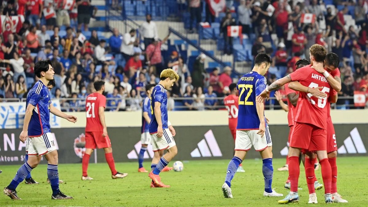 試合に敗れ肩を落とす日本代表(写真：日刊スポーツ/アフロ)