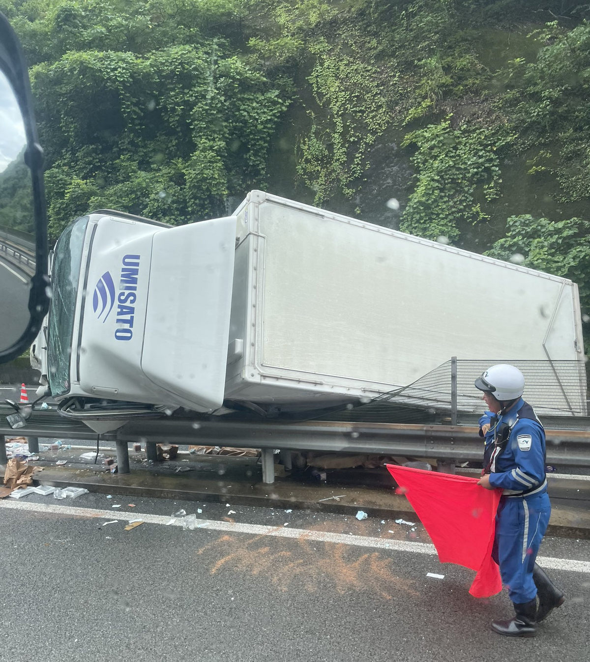 九州自動車道でトラックが中央分離帯に乗り上げ横転 積み荷の釣りエサが散乱