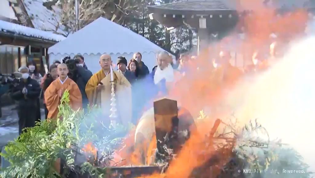 今年1年の無事に感謝　富山と石川の県境にある寺で納め不動