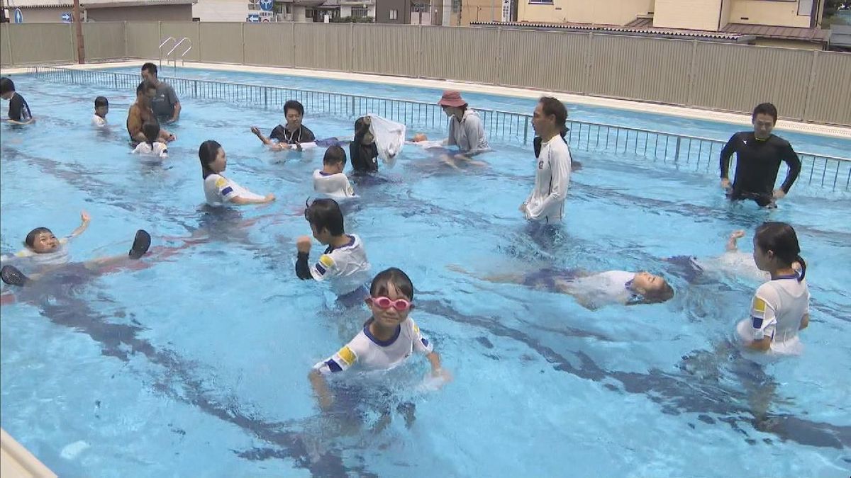 小学生が着衣で浮かぶ訓練　ペットボトルやゴミ袋など使用　岐阜・高山市