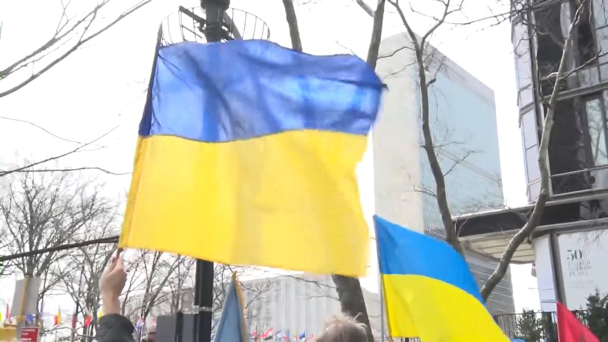ロシアへのデモで掲げられたウクライナ国旗