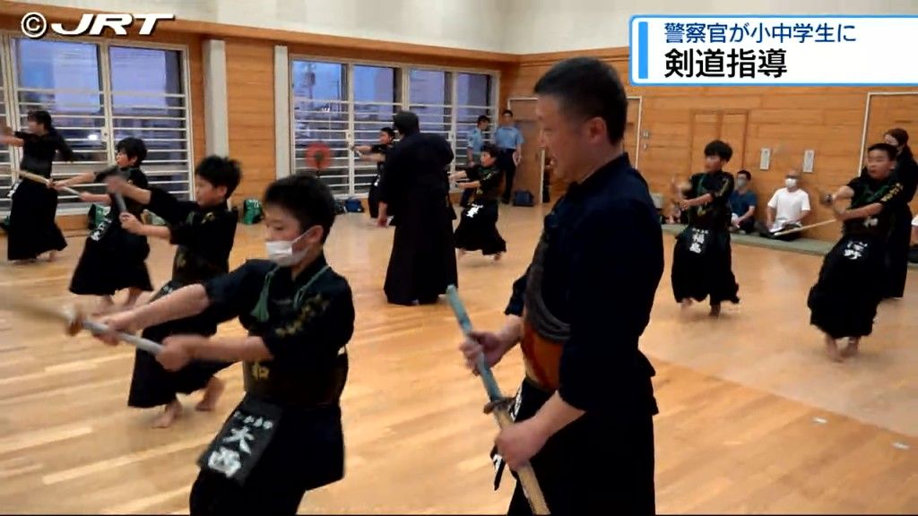 剣道を通じた青少年の健全育成を目的に、徳島県の阿南警察署の川添義仁剣道七段が、小中学生対象に稽古会を開催