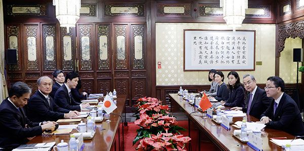 秋葉国家安全保障局長と中国・王毅外相が会談　日中首脳会談について意見交換か