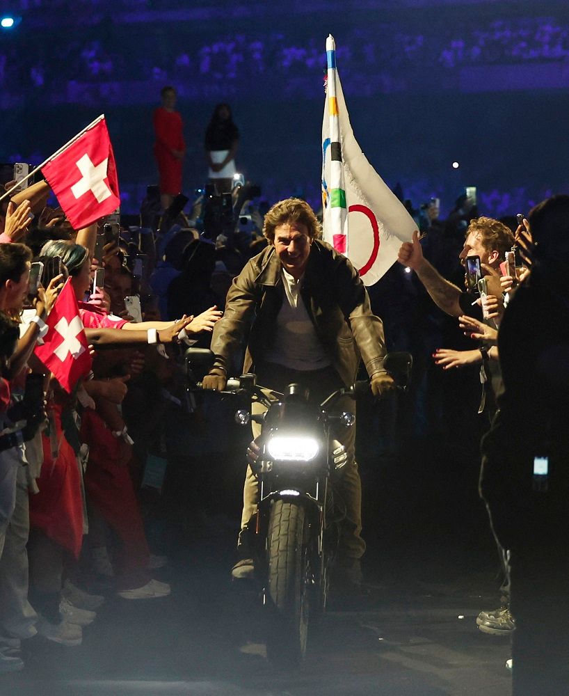 バイクで会場を走り抜けるトム･クルーズさん　写真：ロイター/アフロ