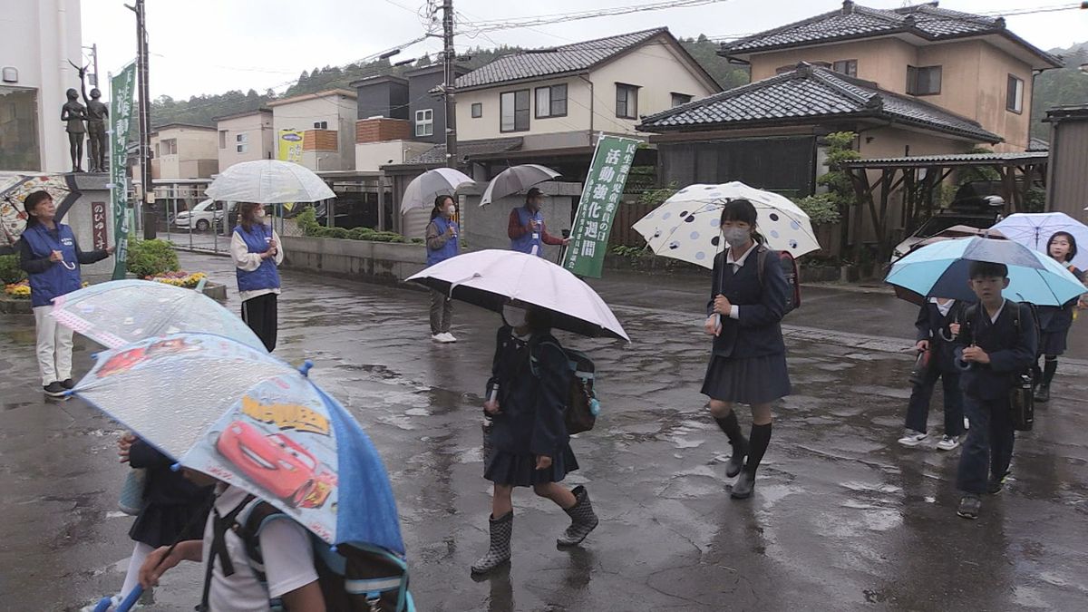 あいさつ運動で“つながり”を　民生委員が児童と交流深める　元気に「おはようございます」