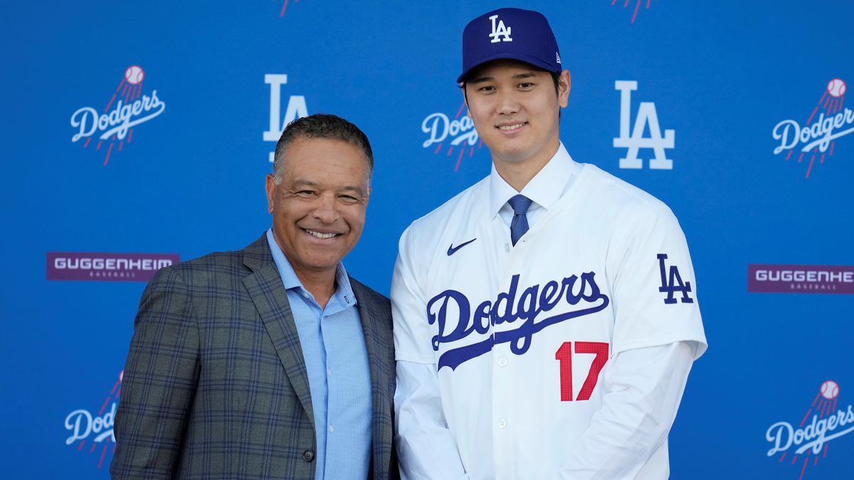 ロバーツ監督と大谷翔平選手(写真:AP/アフロ)