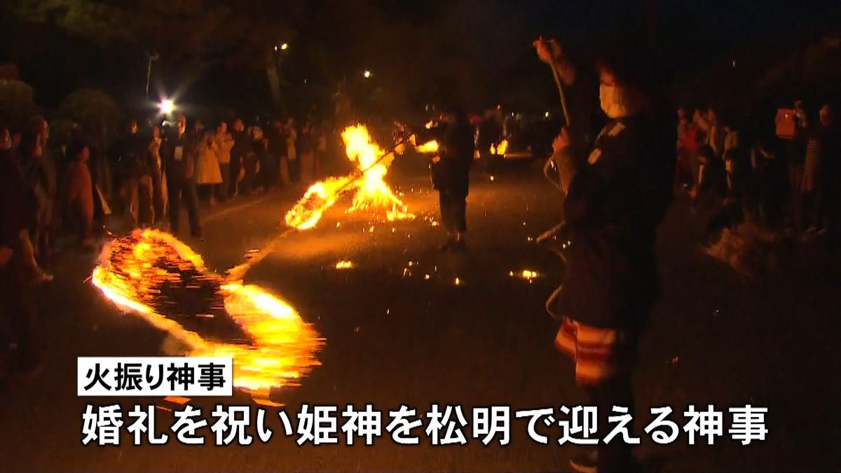 阿蘇神社で「火振り神事」　夜の闇照らし