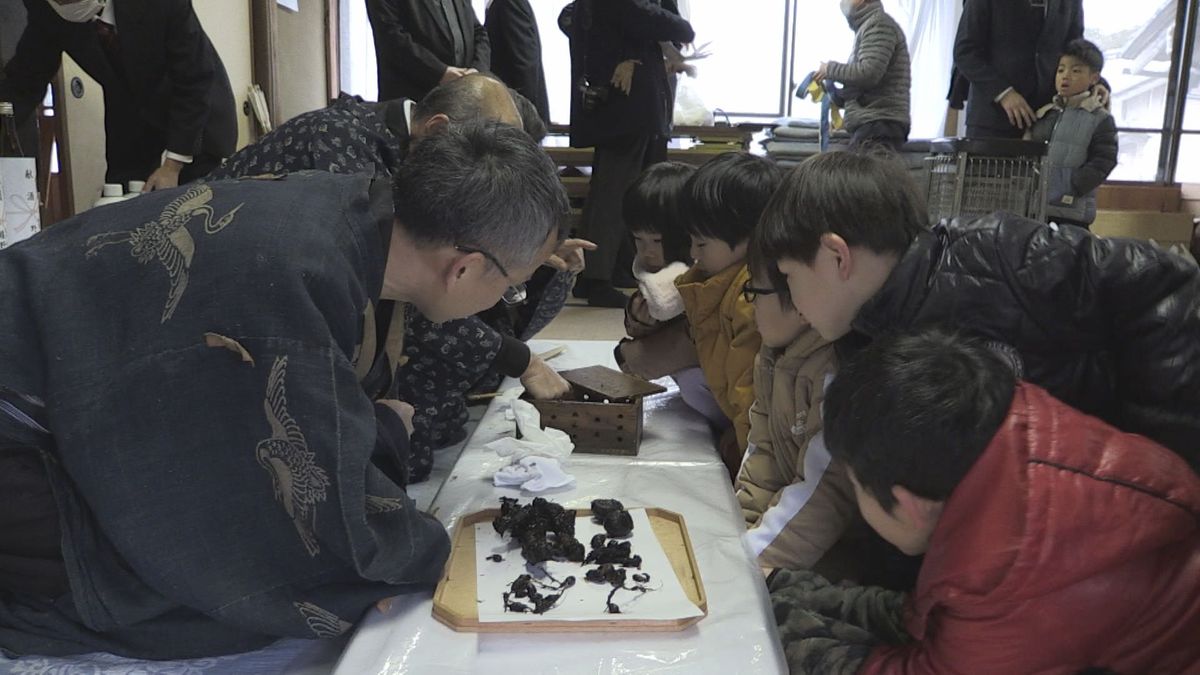 今年も豊作間違いなし 発芽確かめ豊凶占う 小浜市でオイケモノ神事 園児たちも興味津々