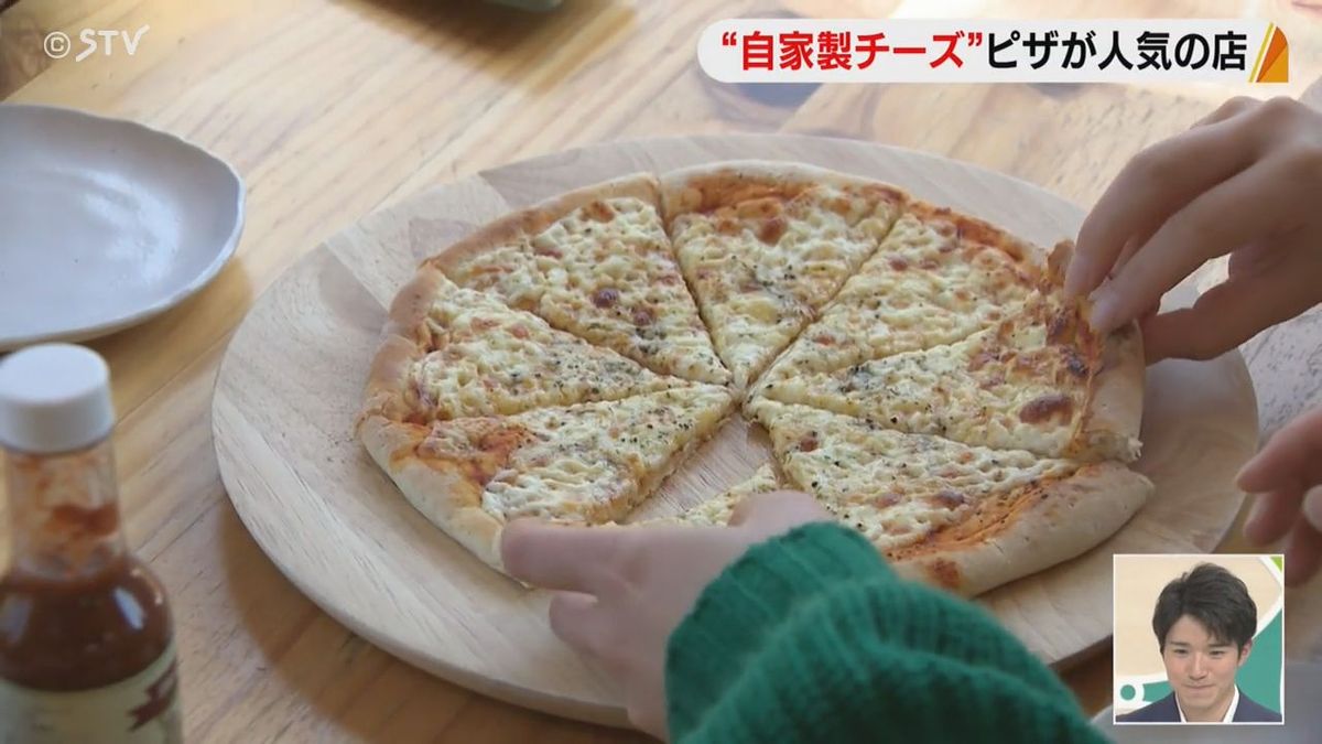 看板犬ミルクがお出迎え　自家製のチーズピザにジェラート　酪農家が営むカフェ　北海道豊富町