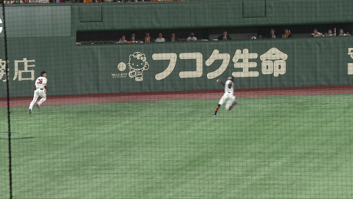 韮沢選手の左中間への打球をブリンソン選手が素手でキャッチ(画像:日テレジータス)