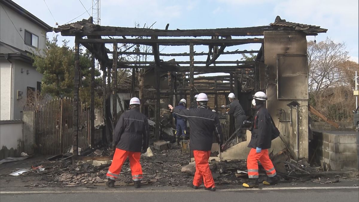 福岡・水巻町で住宅2棟全焼 片方の住宅から性別不明の遺体見つかる 70代男性と連絡取れず