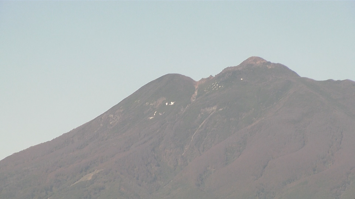 【速報】岩木山で初冠雪を観測　青森県内今シーズン1番の冷え込み　紅葉と共演も