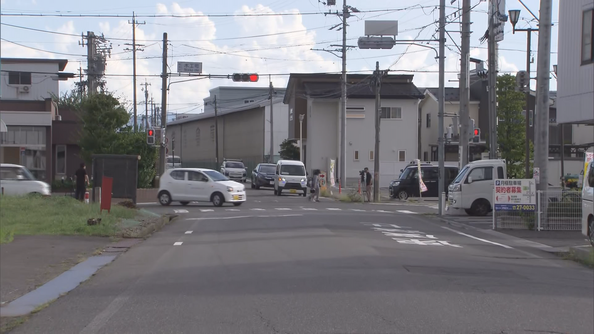 盗難車をパトカーが追跡　逃走中に軽乗用車と衝突　盗難車を運転していた男は車を乗り捨て逃げる　警察が行方追う　男は20代から30代くらいで身長170センチメートルくらいの中肉、黒い半袖の服