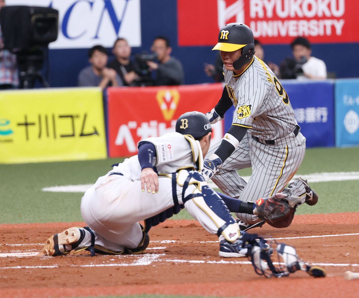 ４回遊ゴロで阪神・原口文仁選手が先制のホームイン（写真:時事）