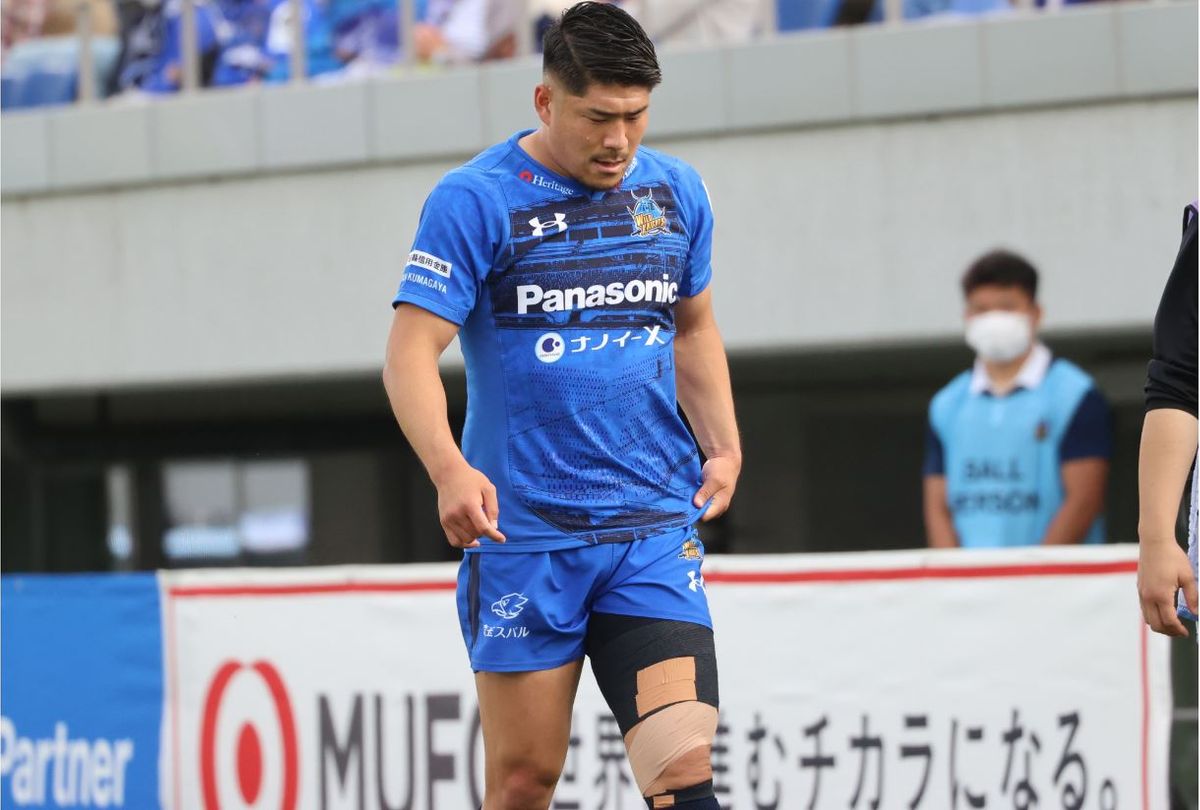 左膝の前十字じん帯を負傷し、退場する松田選手(写真：アフロ)