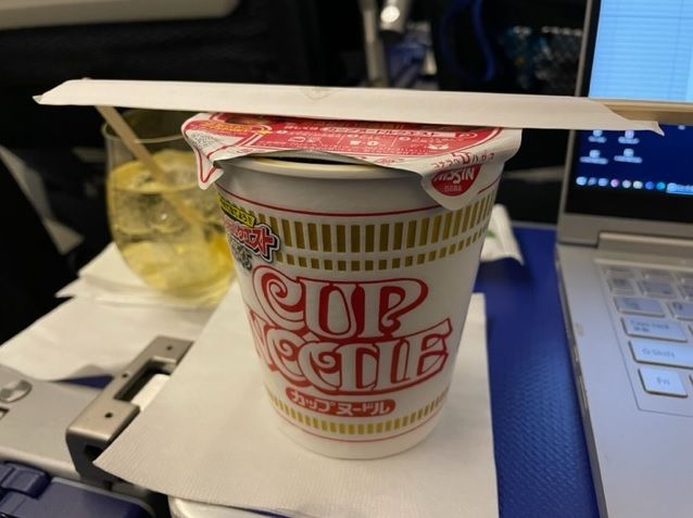 政府専用機内にてカップラーメン