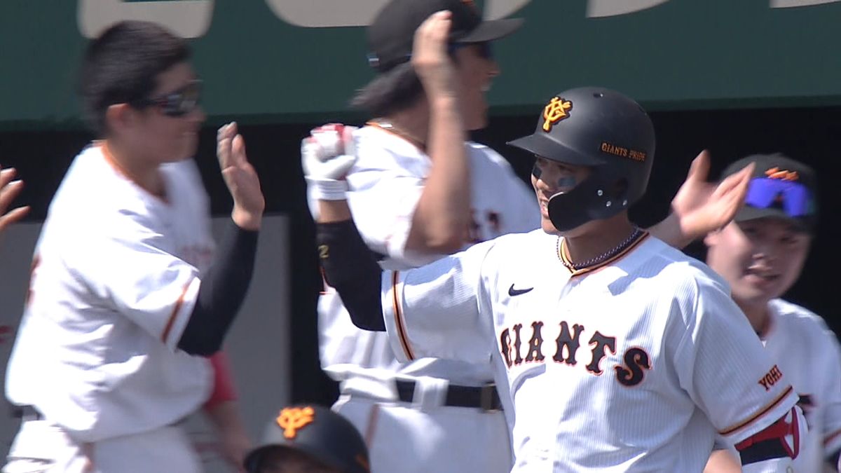 ベンチと喜ぶ坂本勇人選手(画像:日テレジータス)