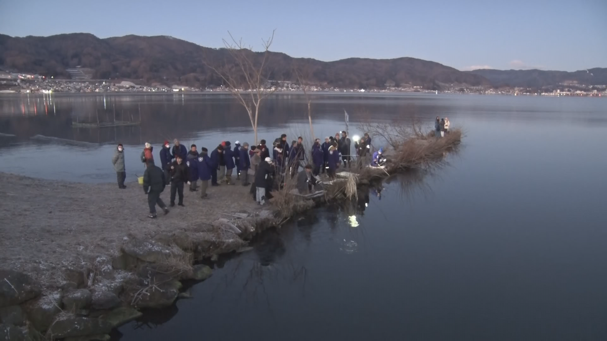 「透明な氷が見られたことはありがたい兆候」　諏訪湖で御神渡りの観察始まる　最低気温は氷点下6.９度　7季ぶりの出現に期待【長野】